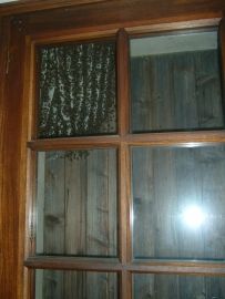 Nid de guêpe coincé entre une porte et un volet - élimination nids de guepe drome et ardeche